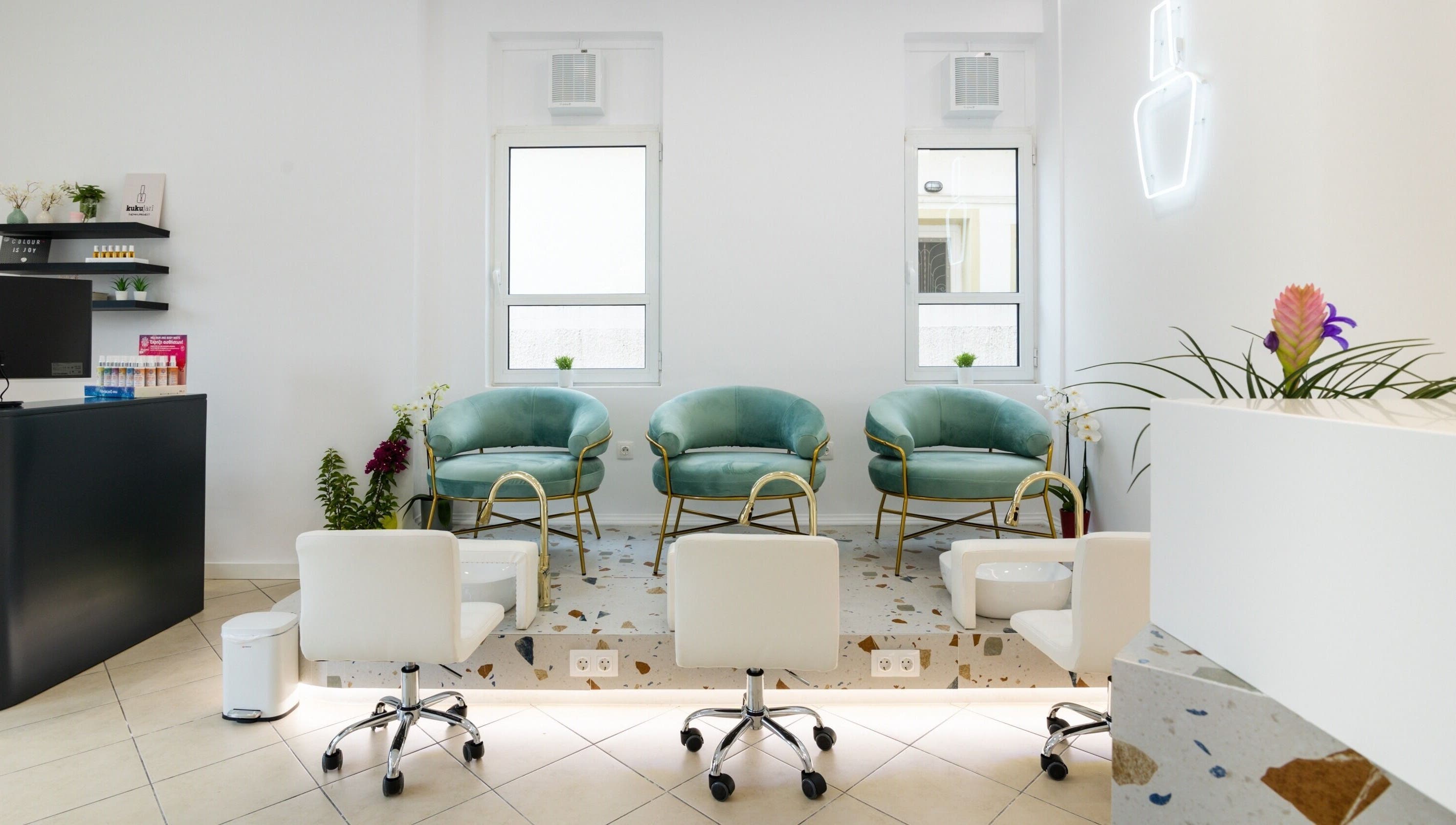 Ο κομψός σαλόνι αναμονής στο Kuku Jari Νέα Φιλαδέλφεια, Nea Filadelfia, Greece, GR με καρέκλες και φυτά.