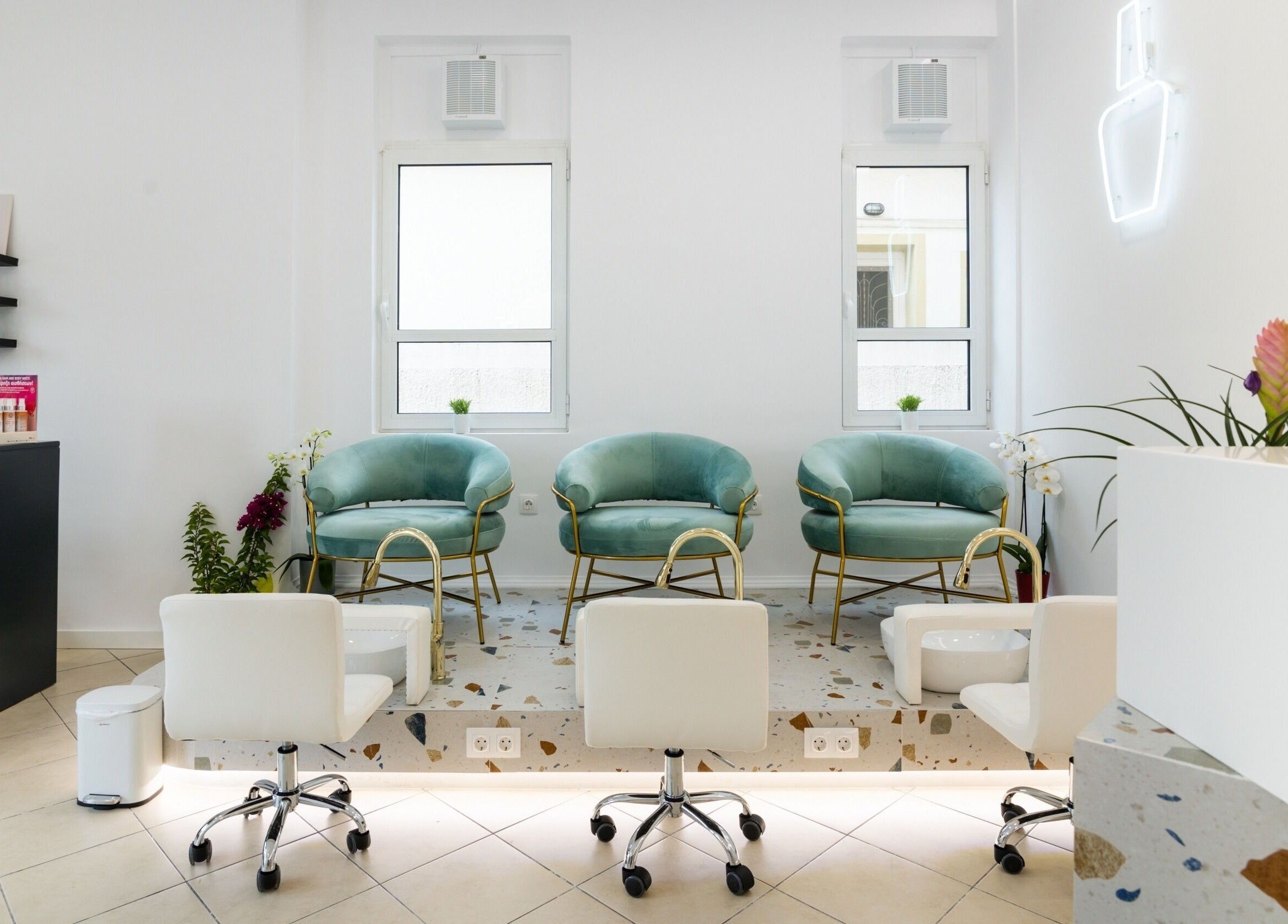 Ο κομψός σαλόνι αναμονής στο Kuku Jari Νέα Φιλαδέλφεια, Nea Filadelfia, Greece, GR με καρέκλες και φυτά.