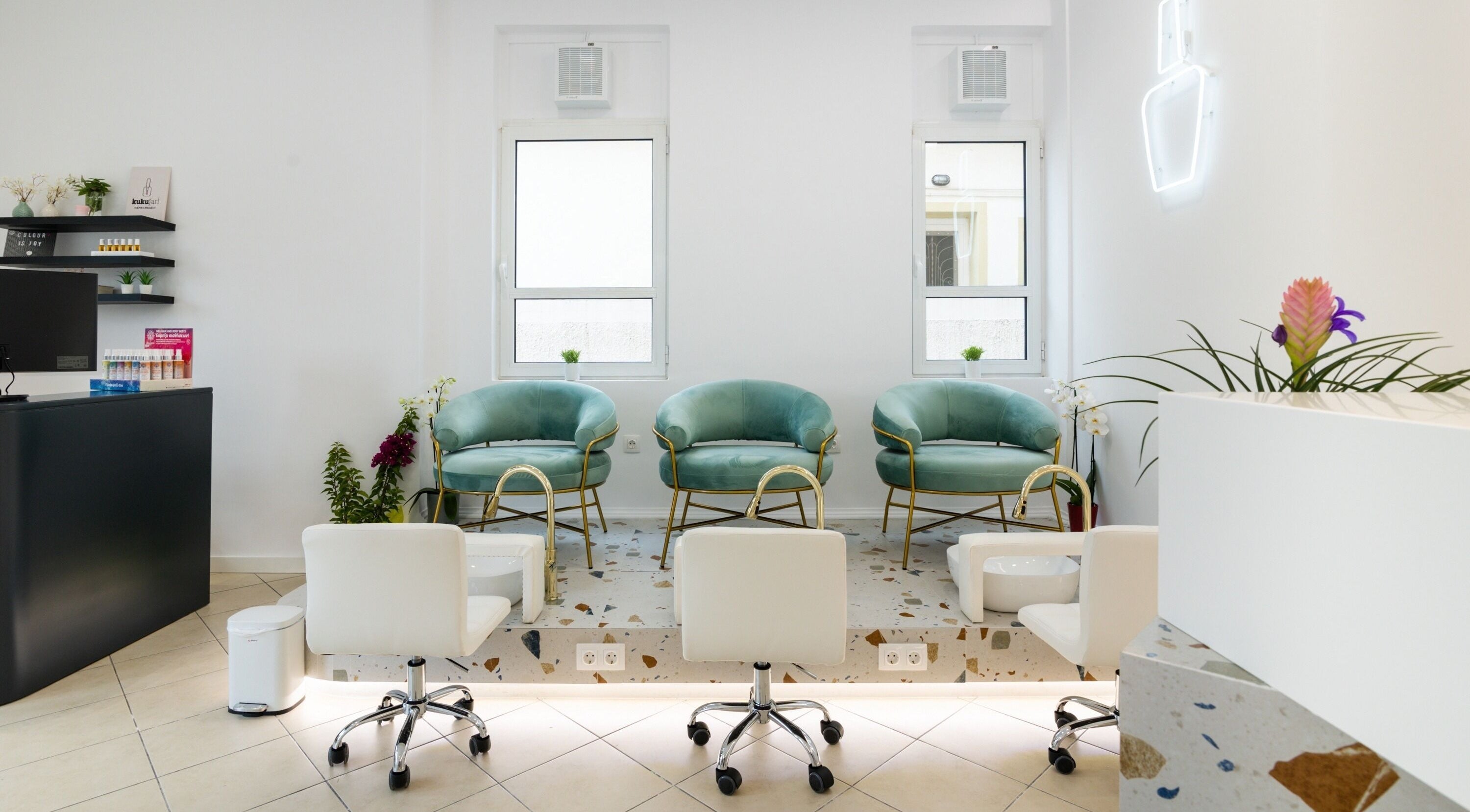 Ο κομψός σαλόνι αναμονής στο Kuku Jari Νέα Φιλαδέλφεια, Nea Filadelfia, Greece, GR με καρέκλες και φυτά.