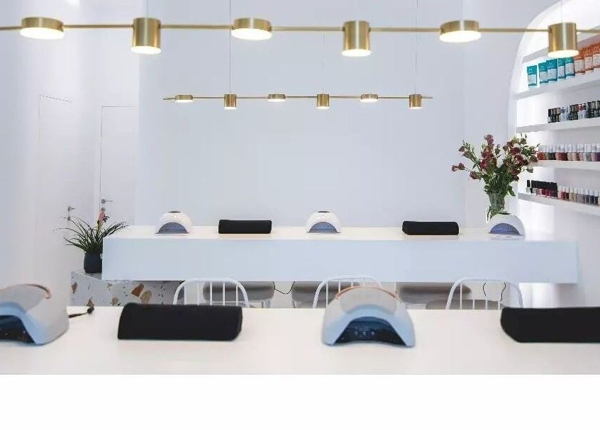 Κουκλάτο σαλόνι περιποίησης στο Kuku Jari Νέα Φιλαδέλφεια, Nea Filadelfia, Greece, GR με μοντέρνα διακόσμηση.