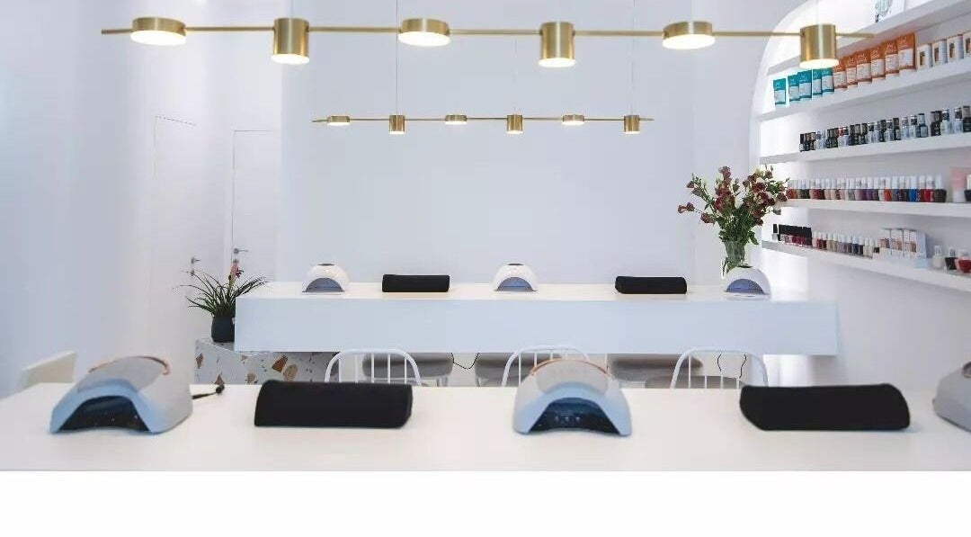 Κουκλάτο σαλόνι περιποίησης στο Kuku Jari Νέα Φιλαδέλφεια, Nea Filadelfia, Greece, GR με μοντέρνα διακόσμηση.