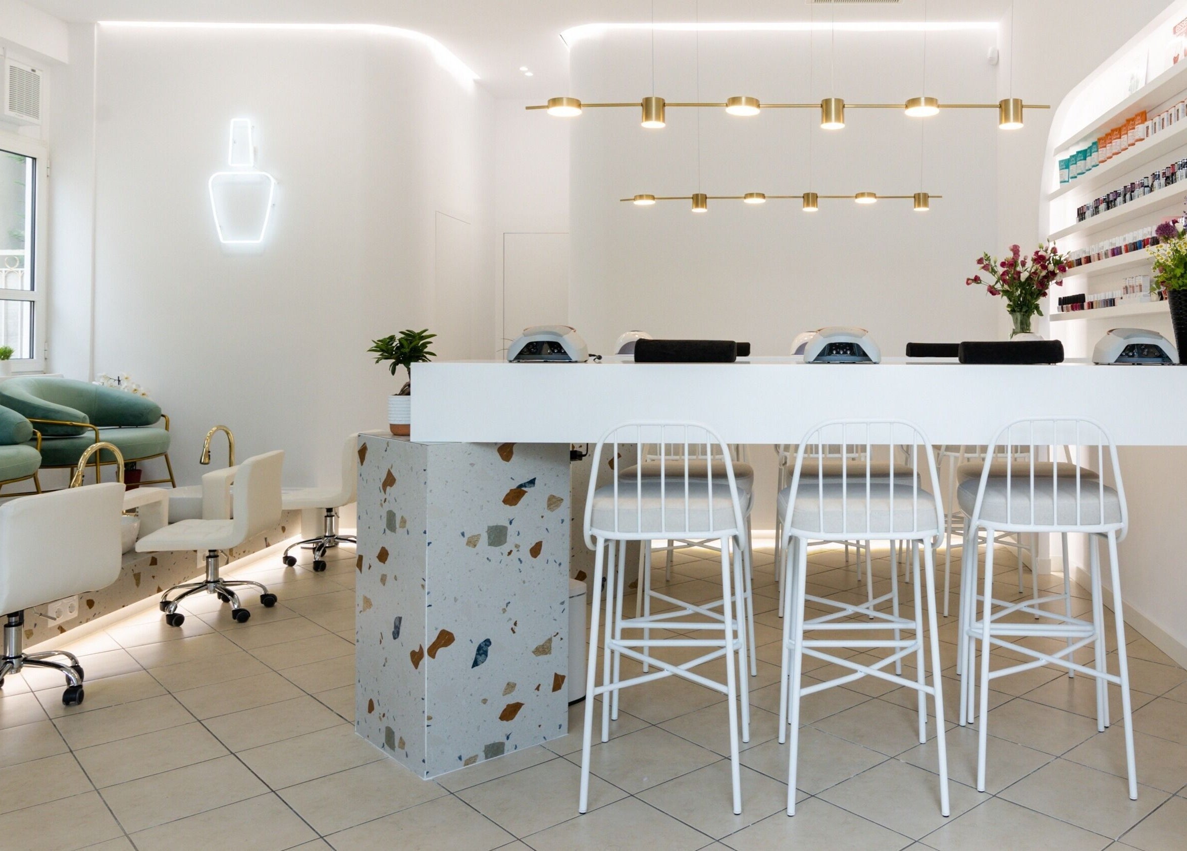 Μοντέρνος χώρος ομορφιάς στα Kuku Jari Νέα Φιλαδέλφεια, Nea Filadelfia, Greece, GR με καρέκλες και φωτισμό.