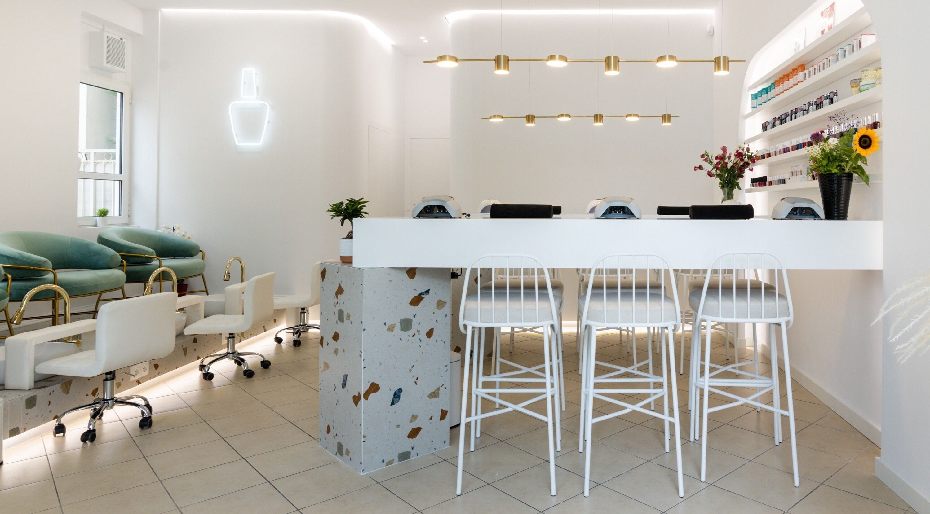 Μοντέρνος χώρος ομορφιάς στα Kuku Jari Νέα Φιλαδέλφεια, Nea Filadelfia, Greece, GR με καρέκλες και φωτισμό.