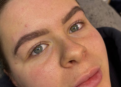 Close-up of expertly shaped eyebrows at Mhbeautz, Birmingham, England, GB, showcasing meticulous beauty care.