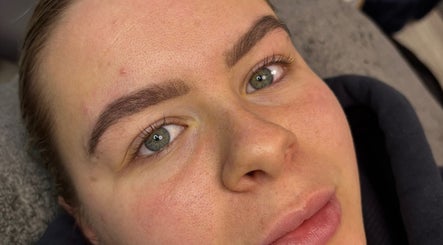 Close-up of expertly shaped eyebrows at Mhbeautz, Birmingham, England, GB, showcasing meticulous beauty care.