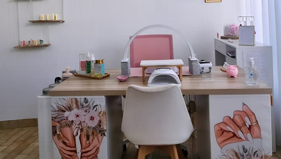 Explore o espaço de design de unhas moderno na Susana Leandro em Caldas Da Rainha, Leiria, PT.