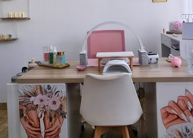 Explore o espaço de design de unhas moderno na Susana Leandro em Caldas Da Rainha, Leiria, PT.