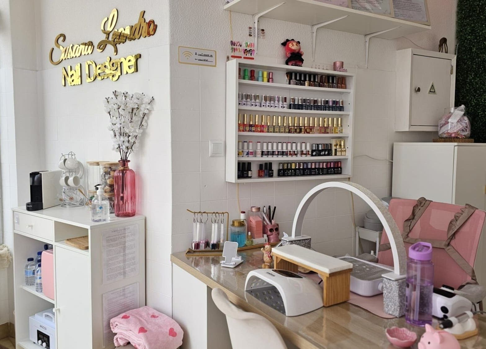 Espaço acolhedor em Susana Leandro - Nail Designer, Caldas Da Rainha, Leiria, PT, com esmaltes e decoração elegante.