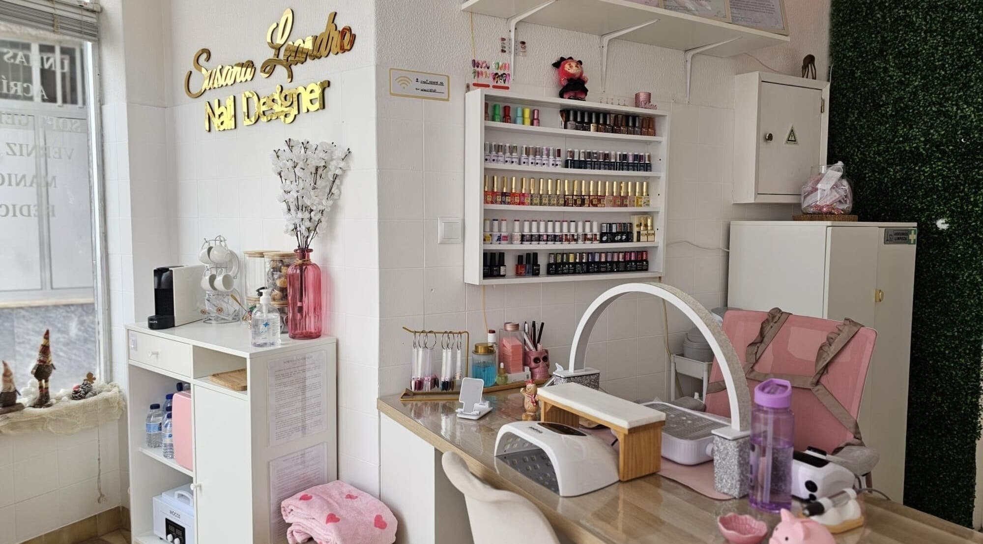 Espaço acolhedor em Susana Leandro - Nail Designer, Caldas Da Rainha, Leiria, PT, com esmaltes e decoração elegante.