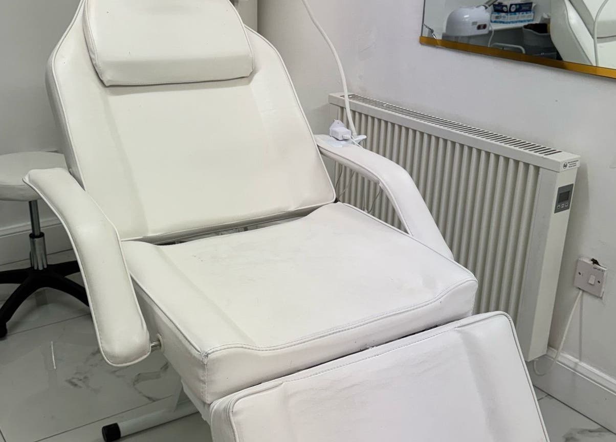 Comfortable white salon chair at Mona in Glasgow, Scotland, GB, offering relaxing wellness treatments.