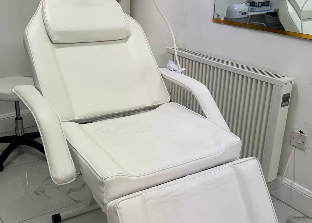 Comfortable white salon chair at Mona in Glasgow, Scotland, GB, offering relaxing wellness treatments.