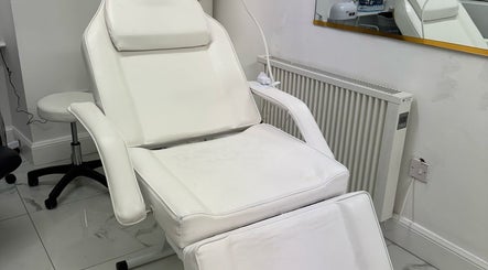 Comfortable white salon chair at Mona in Glasgow, Scotland, GB, offering relaxing wellness treatments.