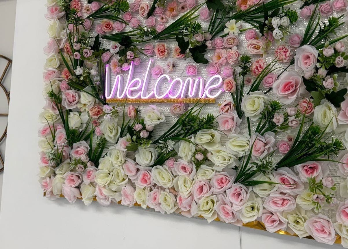 Welcome sign with pink roses at Mona, Glasgow, Scotland, GB.
