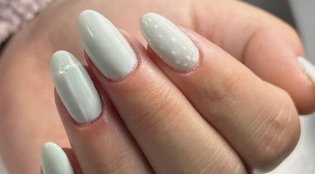 Unhas brancas com design delicado no Taissa Nails, Leiria, Leiria, PT.