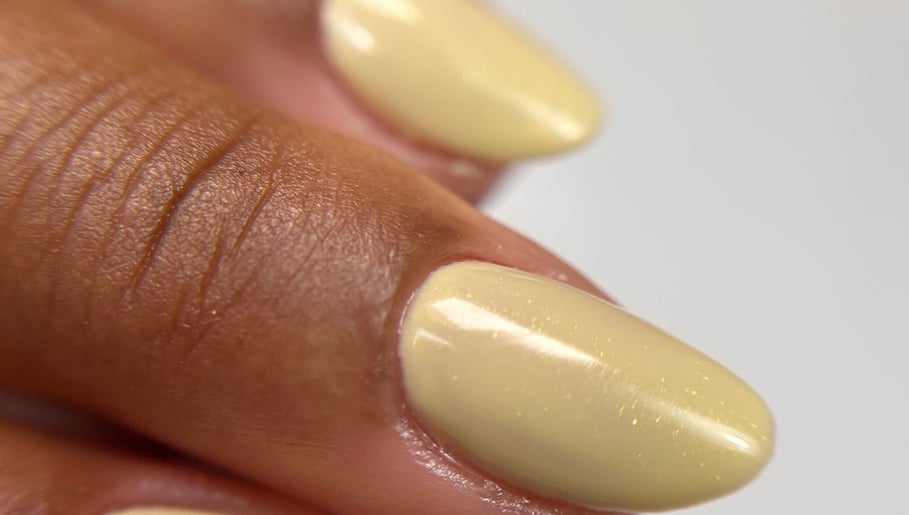 Unhas com esmalte amarelo em Taissa Gomes Nails, Leiria, Leiria, PT, destacando elegância.