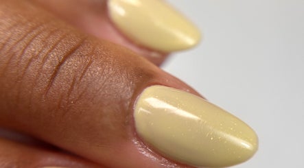 Unhas com esmalte amarelo em Taissa Gomes Nails, Leiria, Leiria, PT, destacando elegância.
