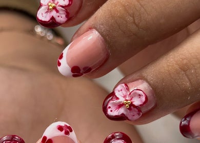 Unhas florais artísticas por Taissa Gomes Nails, Leiria, Leiria, PT, destacando flores rosas vibrantes.