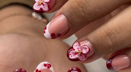 Unhas florais artísticas por Taissa Gomes Nails, Leiria, Leiria, PT, destacando flores rosas vibrantes.