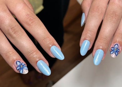 Unhas em azul claro decoradas com flores na Taissa Gomes Nails, Leiria, Leiria, PT.