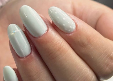 Unhas com esmalte branco elegante na Taissa Gomes Nails, Leiria, Leiria, PT.