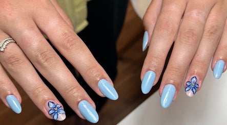 Arte de unhas azul floral em Taissa Gomes Nails, Leiria, Leiria, PT.