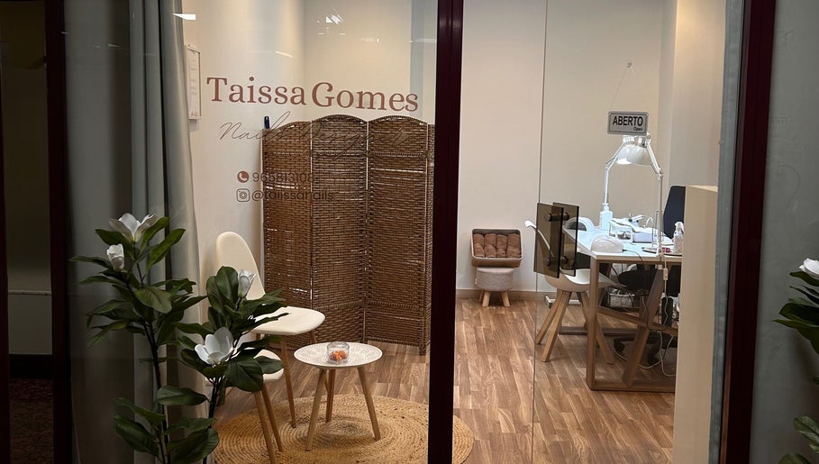 Interior do Taissa Gomes Nails em Leiria, PT, com decoração acolhedora e mesa de manicure aberta.
