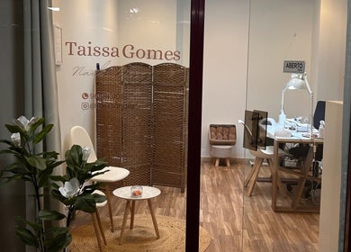 Interior do Taissa Gomes Nails em Leiria, PT, com decoração acolhedora e mesa de manicure aberta.