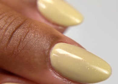 Unhas com esmalte dourado em Taissa Gomes Nails, Leiria, Leiria, PT. Elegância e brilho perfeito.