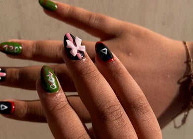 Unhas decoradas com arte colorida na Taissa Gomes Nails, Leiria, Leiria, PT.