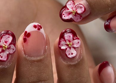 Unhas decoradas com flores em rosa e vermelho na Taissa Gomes Nails em Leiria, Leiria, PT.