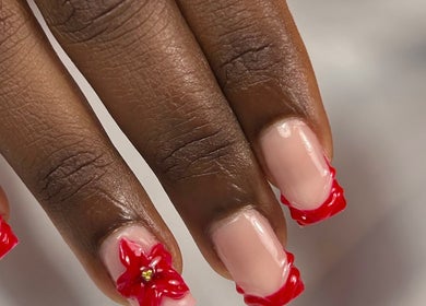 Unhas decoradas com flores vermelhas em Taissa Gomes Nails, Leiria, Leiria, PT.