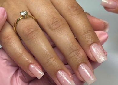 Unhas francesas elegantes feitas por Taissa Gomes Nails em Leiria, Leiria, PT.