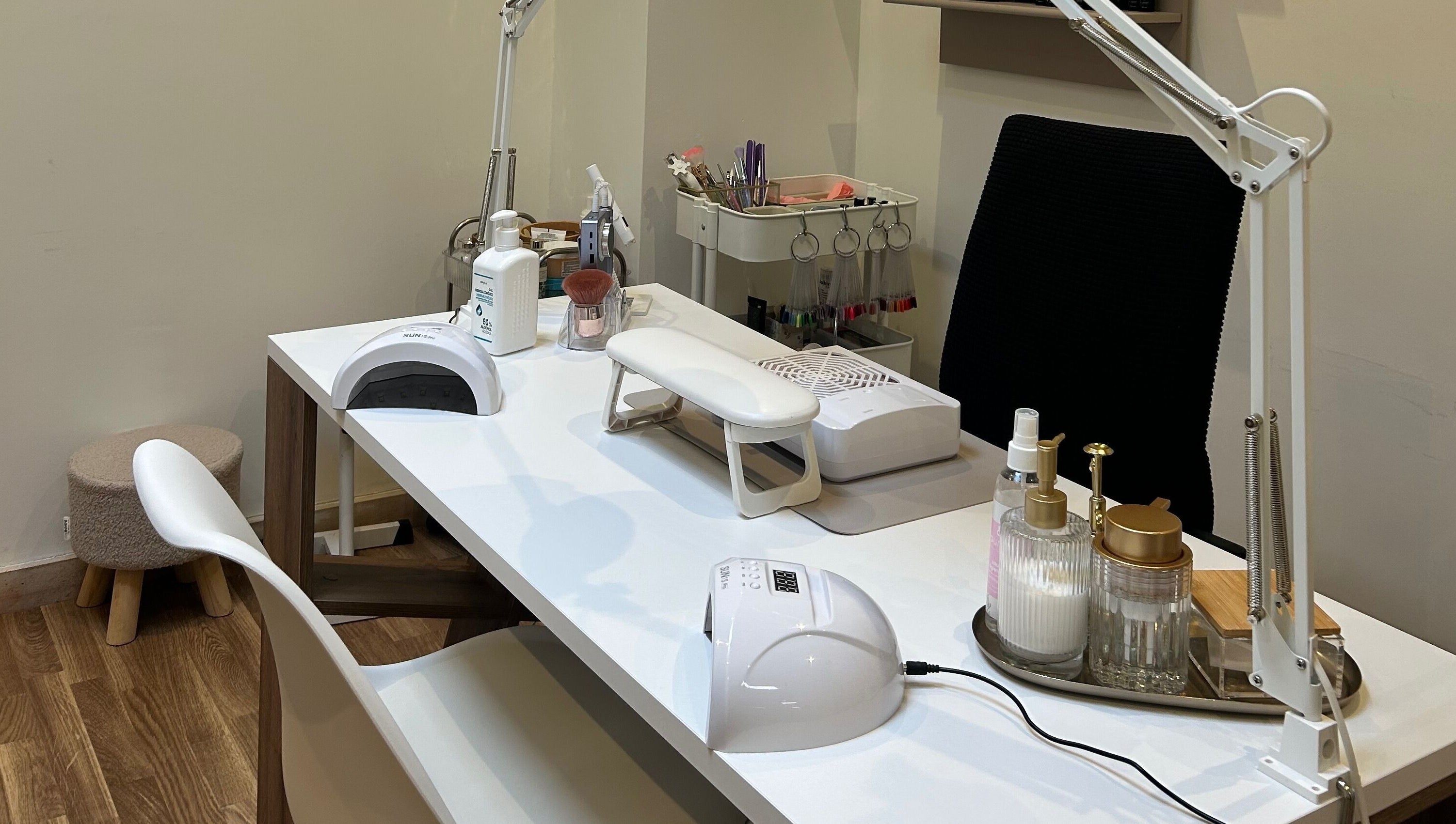 Mesa de cuidados com unhas em Taissa Gomes Nails, Leiria, Leiria, PT, com ferramentas e produtos organizados.