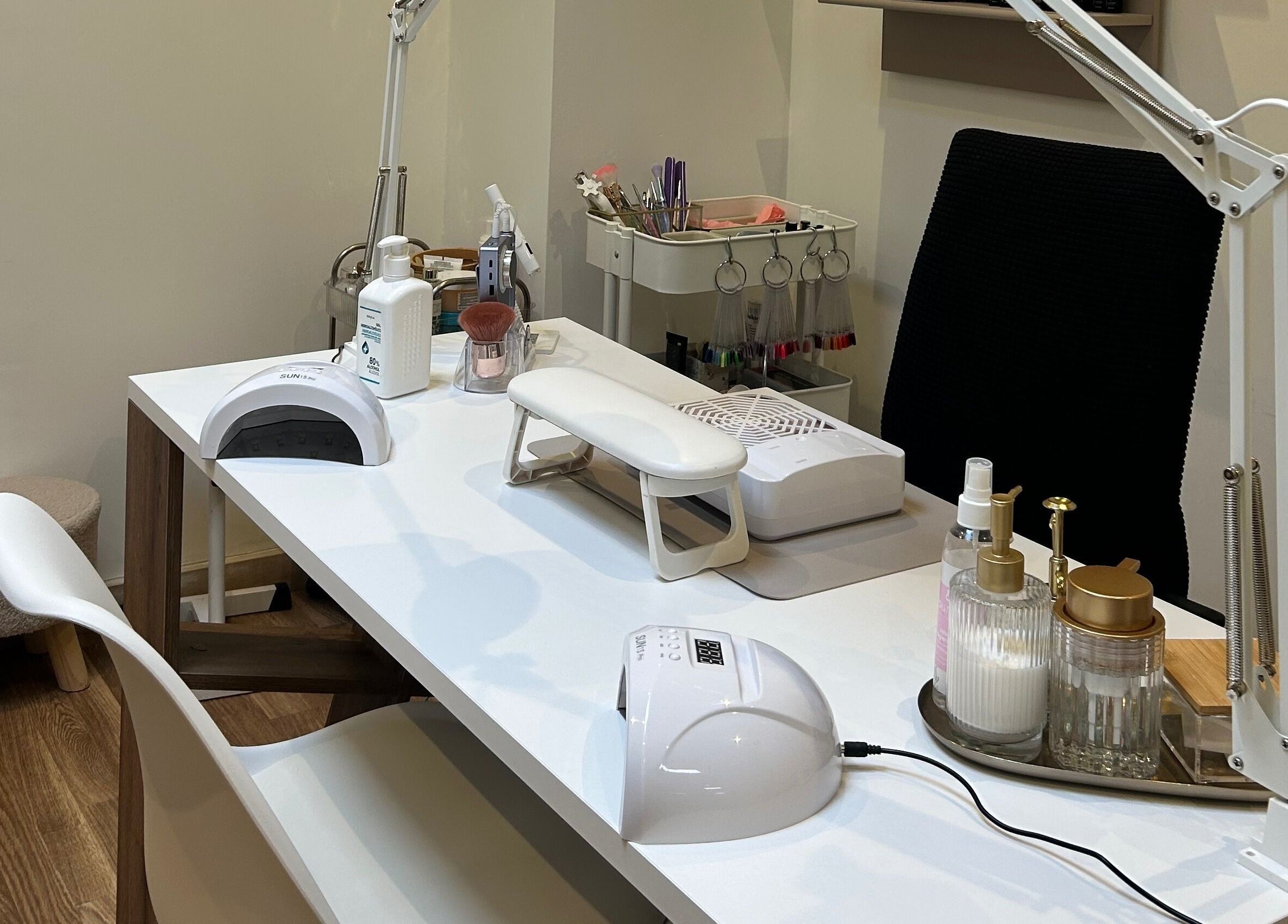 Mesa de cuidados com unhas em Taissa Gomes Nails, Leiria, Leiria, PT, com ferramentas e produtos organizados.