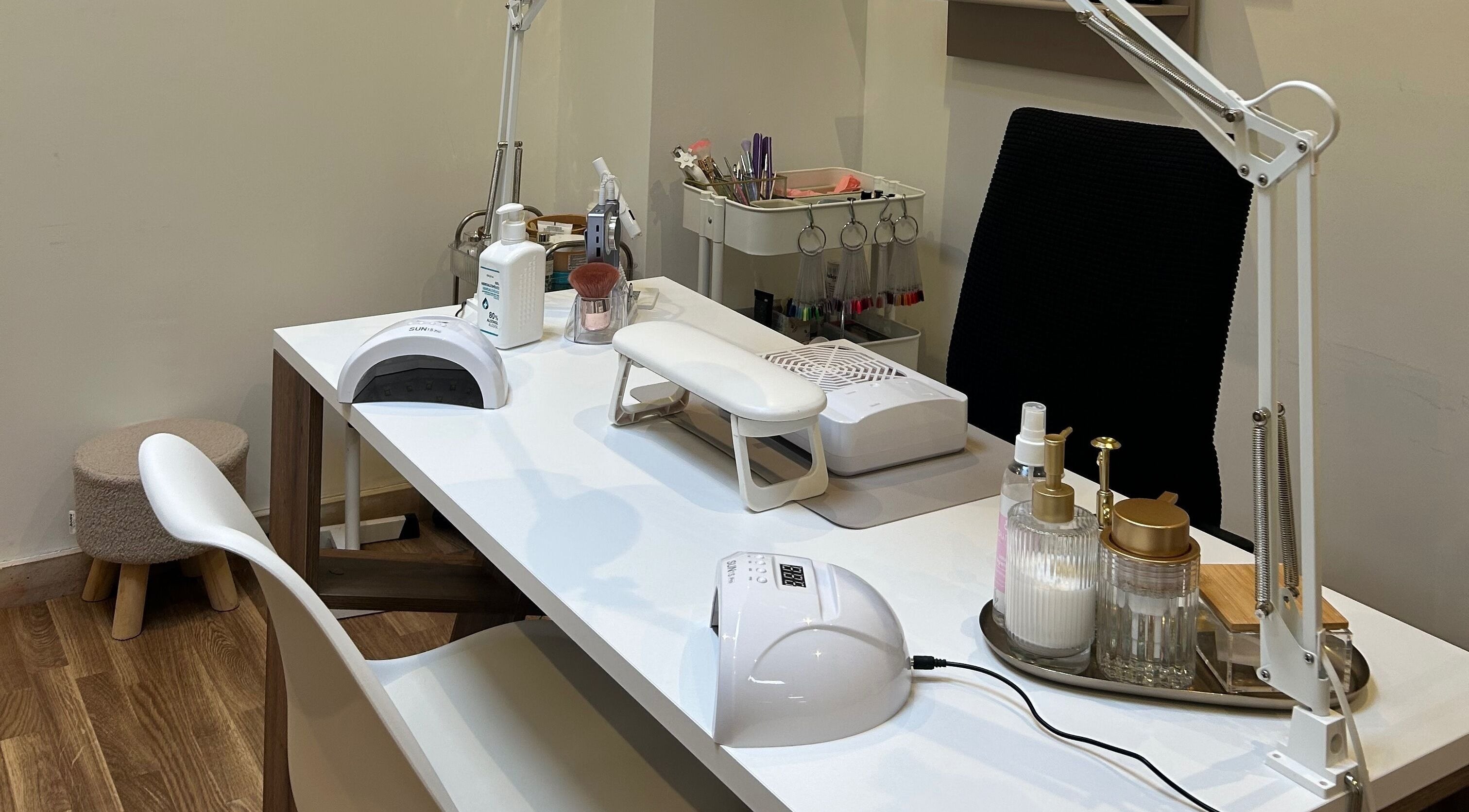 Mesa de cuidados com unhas em Taissa Gomes Nails, Leiria, Leiria, PT, com ferramentas e produtos organizados.