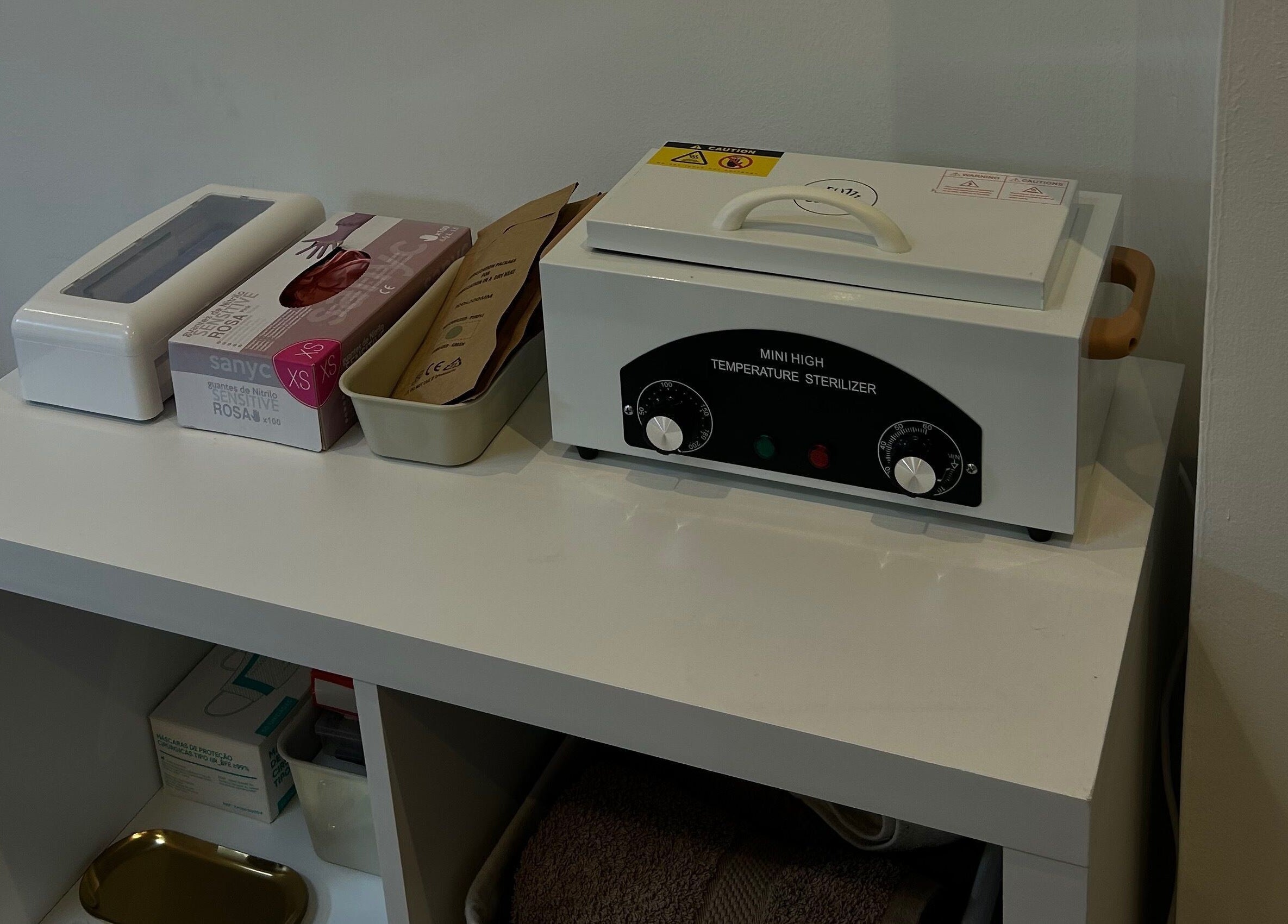 Equipamento de esterilização na Taissa Gomes Nails em Leiria, Leiria, PT, assegura higiene e segurança.