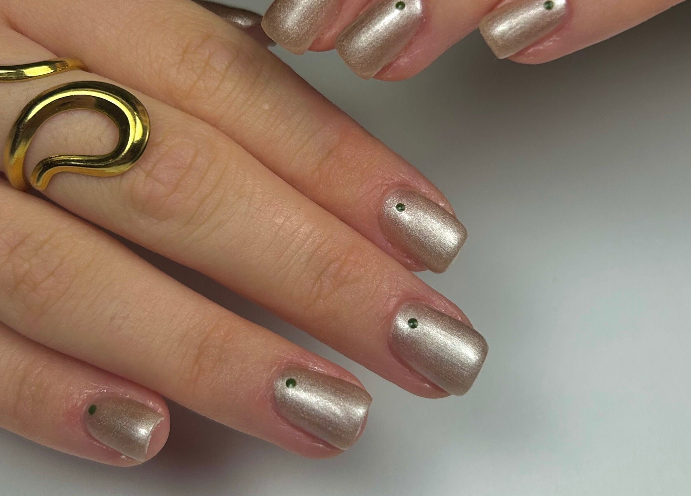 Unhas douradas decoradas na Taissa Gomes Nails, Leiria, Leiria, PT.