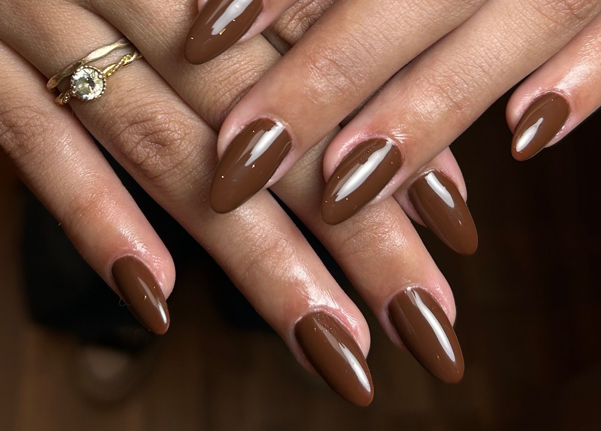 Unhas marrons elegantes feitas por Taissa Gomes Nails em Leiria, Leiria, PT.