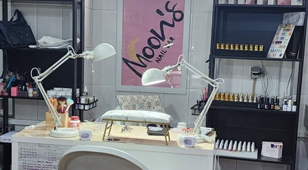 Moon's nail bar image 2