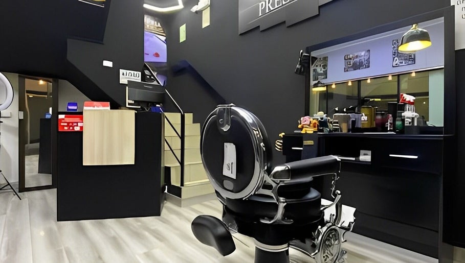 Interior moderno de Prestigio Barber Studio en San Isidro, Provincia De Lima, PE, con silla de barbería elegante.