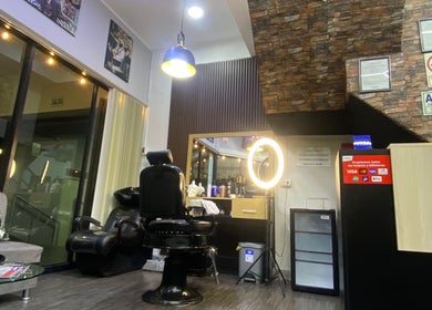 Interior moderno de Prestigio Barber Studio en San Isidro, Provincia De Lima, PE con iluminación elegante.