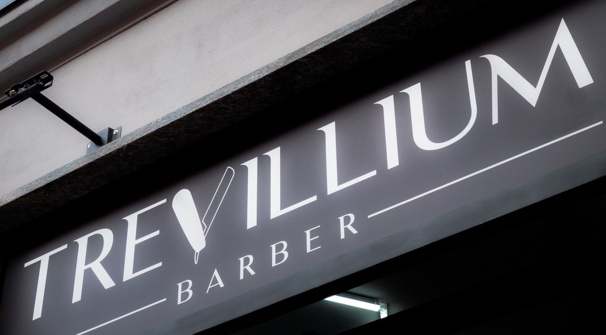 Insegna elegante di TREVILLIUM Barber a Treviglio, Lombardia, IT.