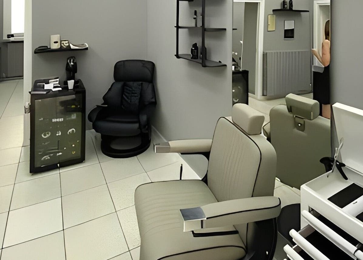 Interno di TREVILLIUM Barber a Treviglio, Lombardia, IT con poltrone moderne e arredi eleganti.