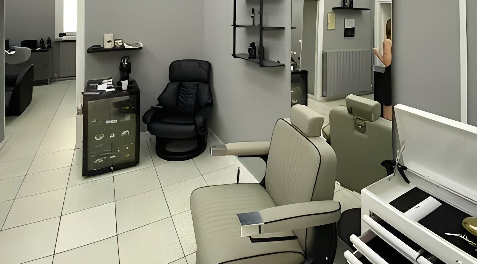 Interno di TREVILLIUM Barber a Treviglio, Lombardia, IT con poltrone moderne e arredi eleganti.