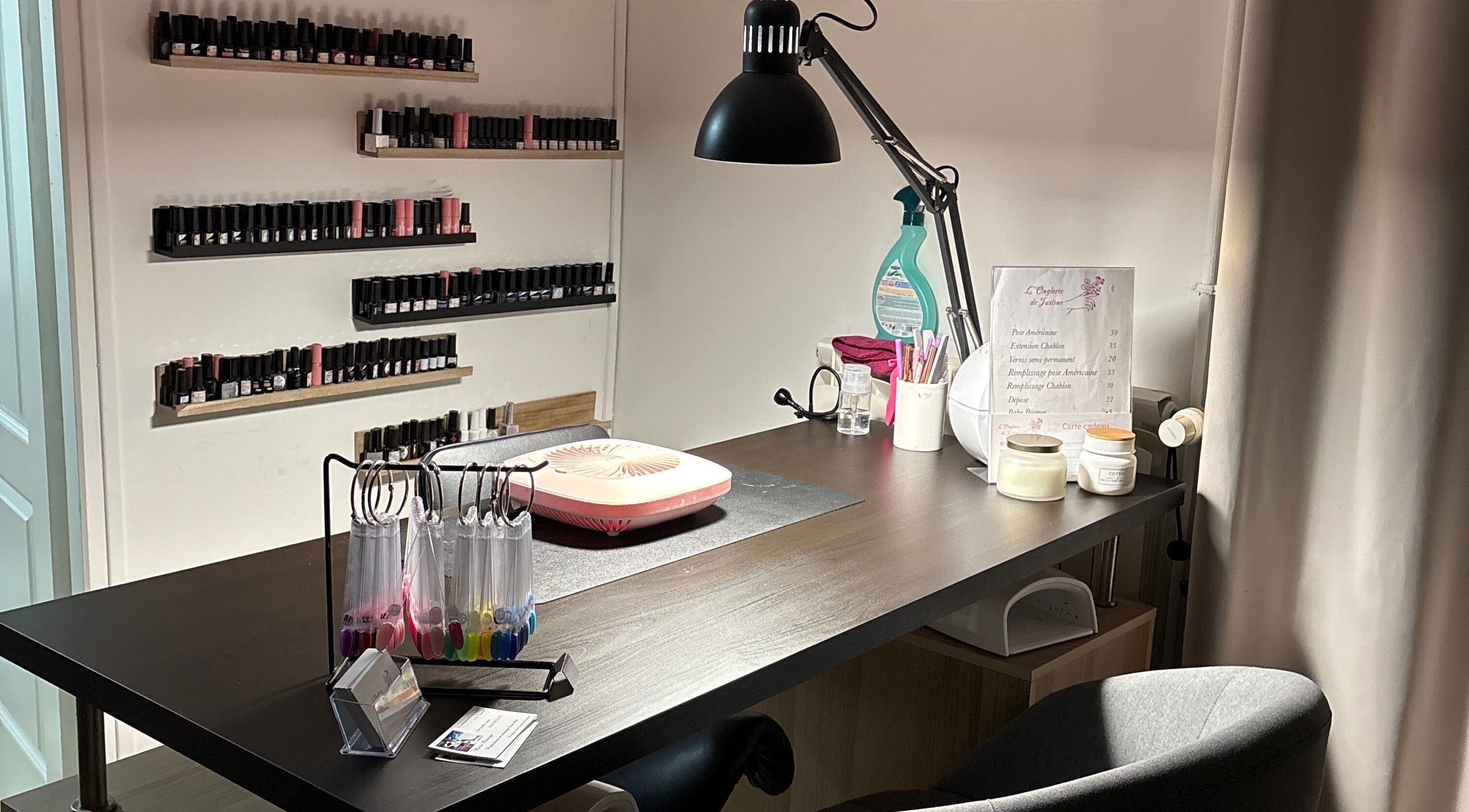 Station de manucure élégante à L’Onglerie de Justine, Tergnier, Hauts-de-France, FR. Options vernis variées.