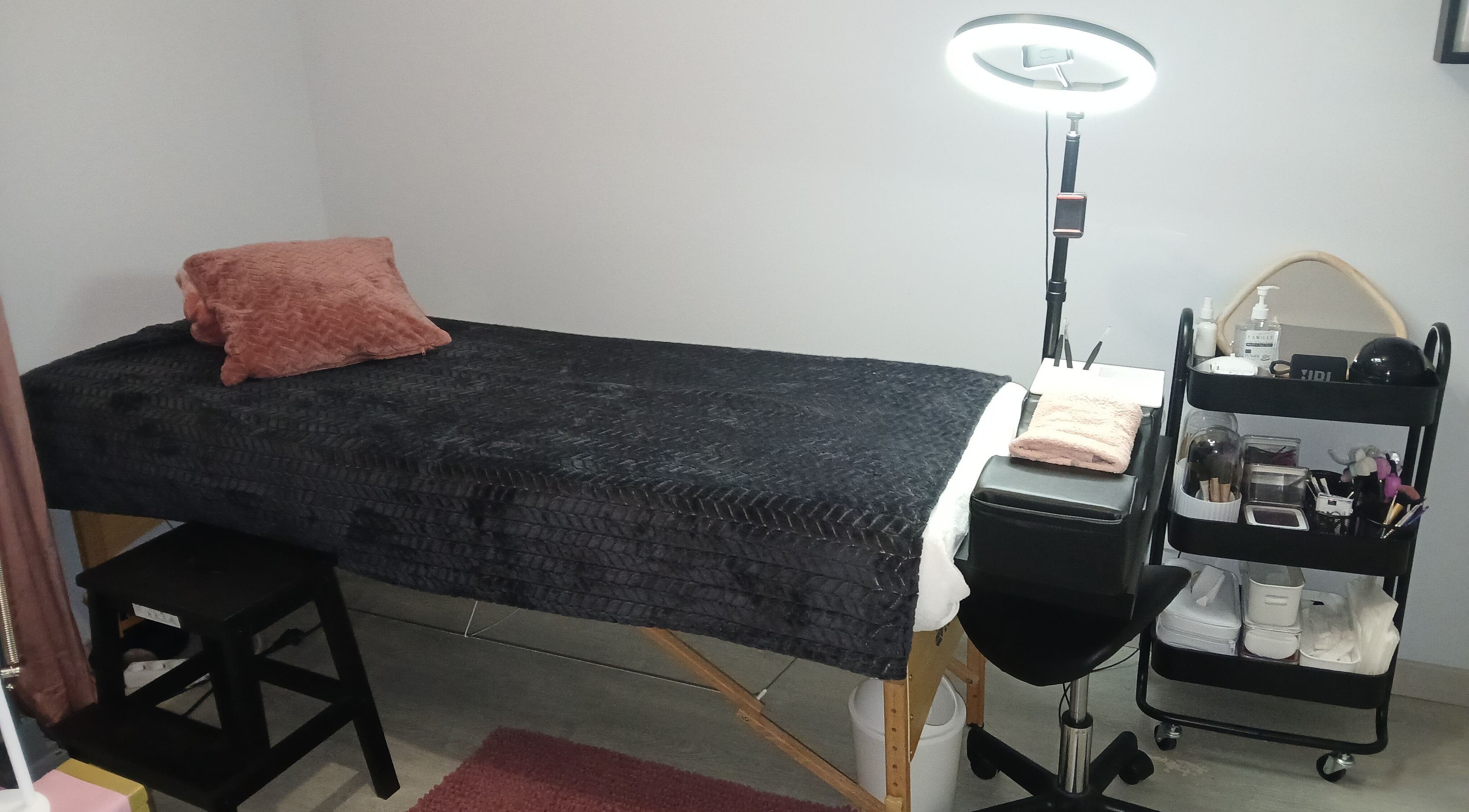 Salle de soins de Créolita Beauty à Saint-agnan, Bourgogne-franche-comté, FR, avec lit et lampes.