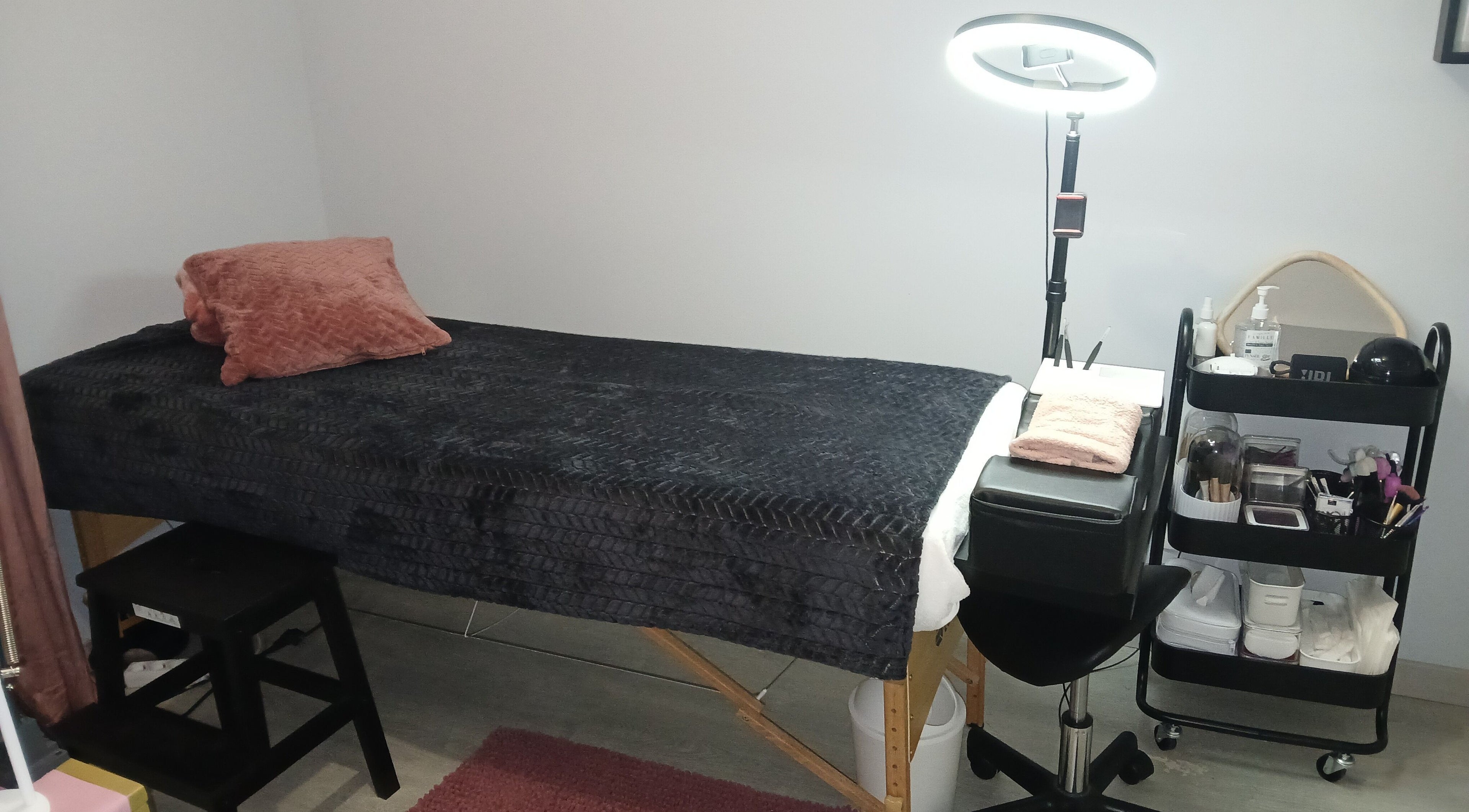 Salle de soins de Créolita Beauty à Saint-agnan, Bourgogne-franche-comté, FR, avec lit et lampes.