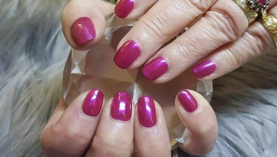 Image de Hot as Nails and Beauty 1