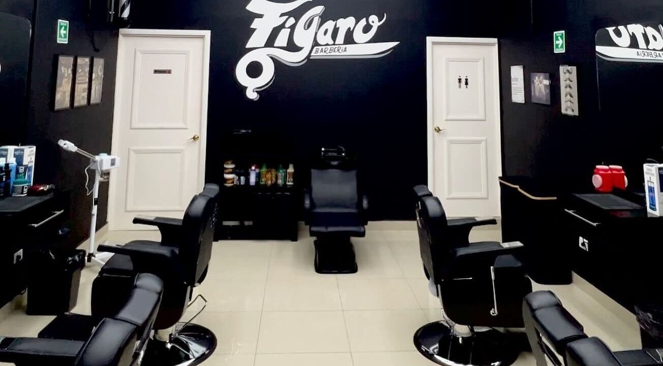 Interior moderno de Fígaro Barbería en Monterrey, Nuevo León, MX, con sillas de barbero y decoración elegante.