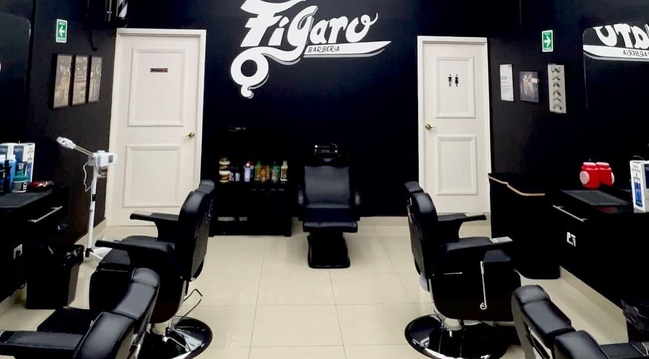 Interior moderno de Fígaro Barbería en Monterrey, Nuevo León, MX, con sillas de barbero y decoración elegante.